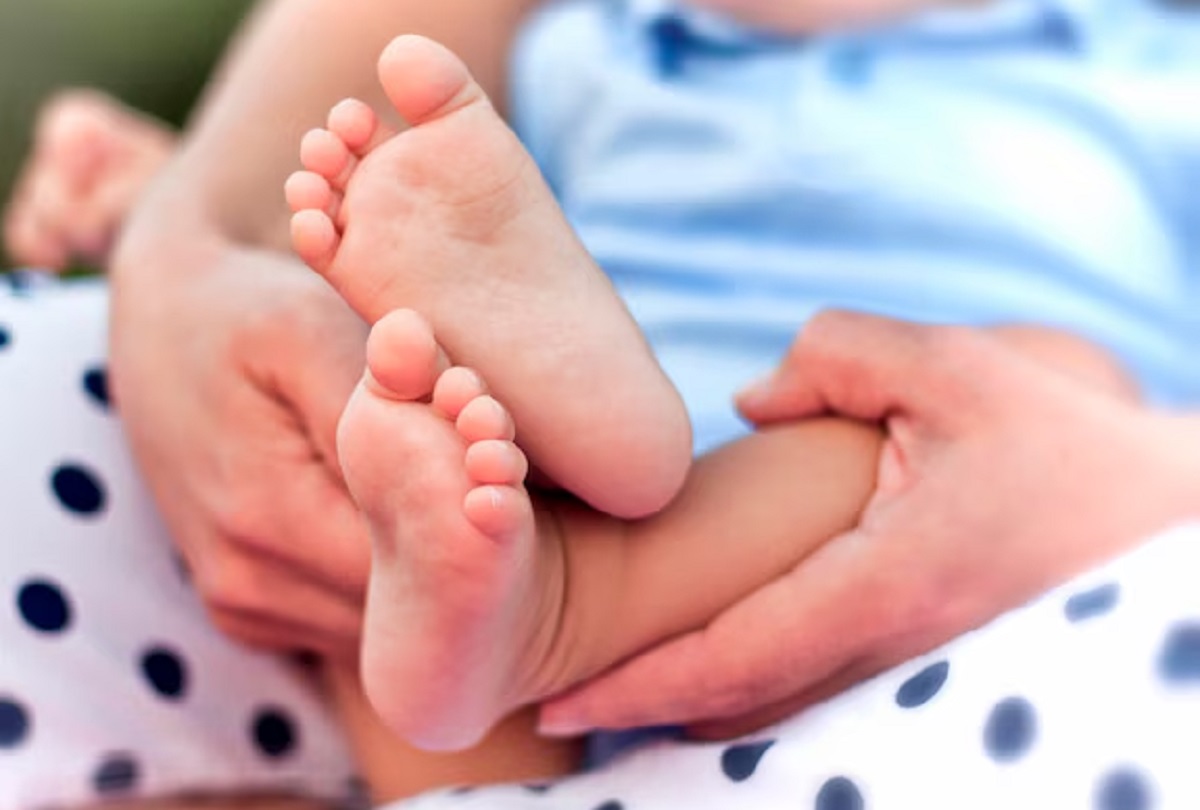 गरीबी से तंग पिता ने बेचा अपना ढाई साल का बेटा, 1 लाख में किया सौदा