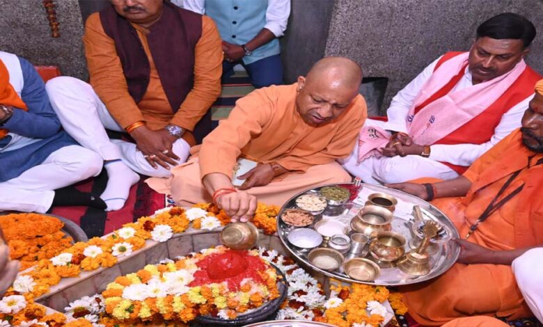 मुख्यमंत्री ने रुद्राभिषेक-जलाभिषेक कर की प्रदेशवासियों के सुखमय जीवन की प्रार्थना मुख्यमंत्री ने रुद्राभिषेक-जलाभिषेक कर की प्रदेशवासियों के सुखमय जीवन की प्रार्थना