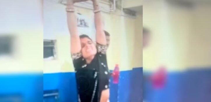 हेलमेट न पहनने पर पति को रोका, तो थाने में झूमने लगी पत्नी, पुलिसकर्मी ने ₹50 देकर विदा किया हेलमेट न पहनने पर पति को रोका, तो थाने में झूमने लगी पत्नी, पुलिसकर्मी ने ₹50 देकर विदा किया