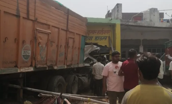 मुजफ्फरनगर में अनियंत्रित ट्रक हार्डवेयर की दुकान में घुसा, दुकानदार ने भागकर बचाई जान मुजफ्फरनगर में अनियंत्रित ट्रक हार्डवेयर की दुकान में घुसा, दुकानदार ने भागकर बचाई जान