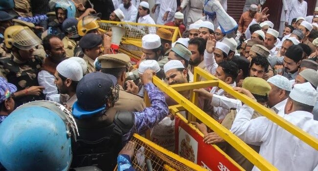 फरसा वाले बाबा को टक्कर मारने वाले ट्रक ड्राइवर की मौत, कानपुर में पुलिस के डर से सुसाइड फरसा वाले बाबा को टक्कर मारने वाले ट्रक ड्राइवर की मौत, कानपुर में पुलिस के डर से सुसाइड