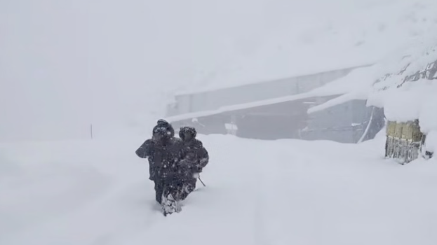 Himachal Weather: हिमाचल में भारी बारिश-बर्फबारी, हिमखंड गिरा; तीन नेशनल हाईवे समेत 100 सड़कें बंद
