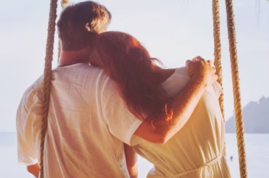 कहीं आप तो नहीं हो रहे हैं Love Bombing का शिकार? पार्टनर में दिखे ये बदलाव तो हो जाएं सावधान! कहीं आप तो नहीं हो रहे हैं Love Bombing का शिकार? पार्टनर में दिखे ये बदलाव तो हो जाएं सावधान!