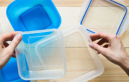 गर्मियों में प्लास्टिक के लंच बॉक्स से आती है गंदी स्मेल? टिफिन से बदबू गायब करने के लिए अपनाएं ये घरेलू तरीके