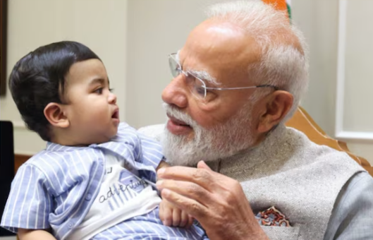 कौन है ये ‘नन्हा दोस्त’, जिसे में गोद में बिठाकर PM मोदी ने किया दुलार; इंटरनेट पर तस्वीर वायरल कौन है ये ‘नन्हा दोस्त’, जिसे में गोद में बिठाकर PM मोदी ने किया दुलार; इंटरनेट पर तस्वीर वायरल