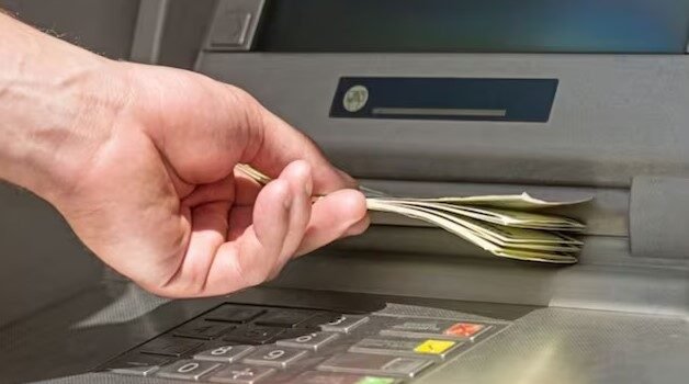 ATM ट्रांजेक्शन हुई फेल, फिर भी कट गए 10 हजार, लौटाने होंगे 3.28 लाख