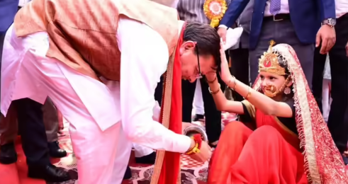 सीएम धामी ने की 1100 कन्याओं की पूजा, बोले- भारतीय संस्कृति में कन्या को साक्षात देवी स्वरूप माना गया