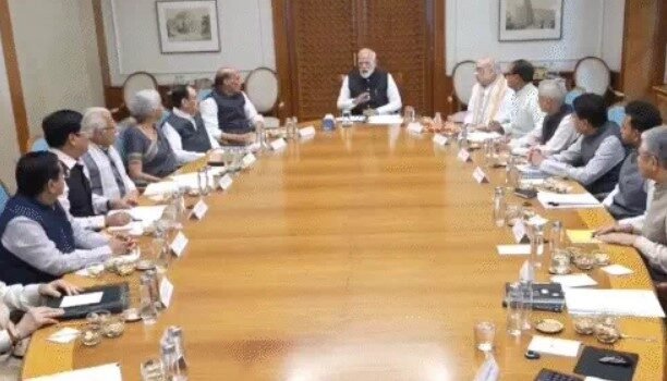 देश में होने वाला है कुछ बडाः पीएम मोदी ने बुलाई मुख्यमंत्रियों की बैठक, जानें पूरी खबर देश में होने वाला है कुछ बडाः पीएम मोदी ने बुलाई मुख्यमंत्रियों की बैठक, जानें पूरी खबर