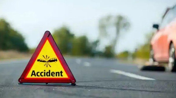 एंबुलेंस और ट्रक की भीषण टक्कर, मरीज समेत 6 की मौत, 2 घायल