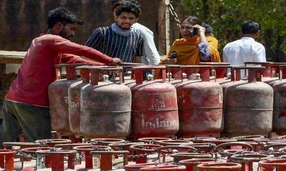 राजस्थान में किन लोगों को मिलेगा 19 किलो वाला कमर्शियल LPG सिलेंडर, क्या करना होगा? राजस्थान में किन लोगों को मिलेगा 19 किलो वाला कमर्शियल LPG सिलेंडर, क्या करना होगा?