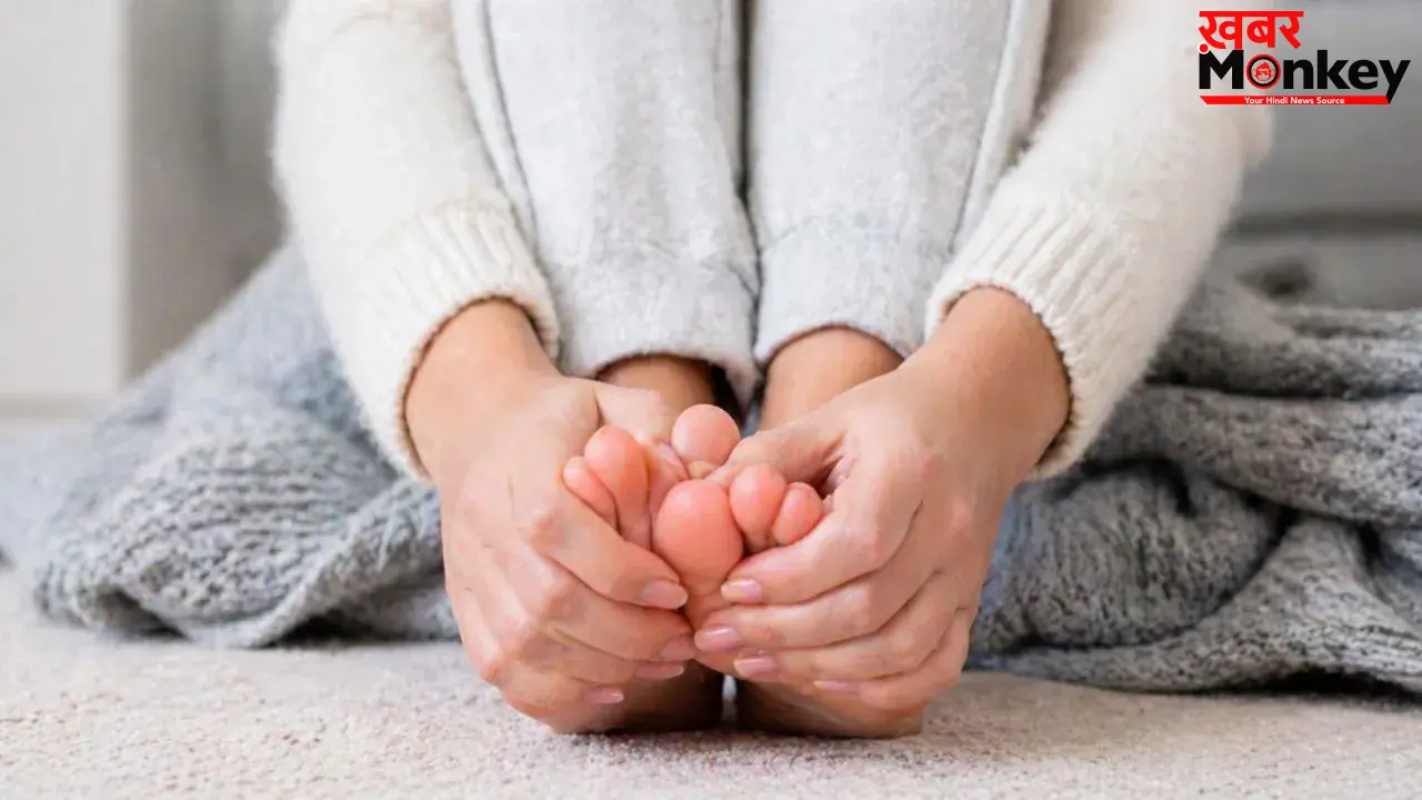 Health Alert: हाथ पैर का बिना वजह ठंडा पड़ना हो सकता है बड़े खतरे का संकेत! गलती से भी न करें इग्नोर