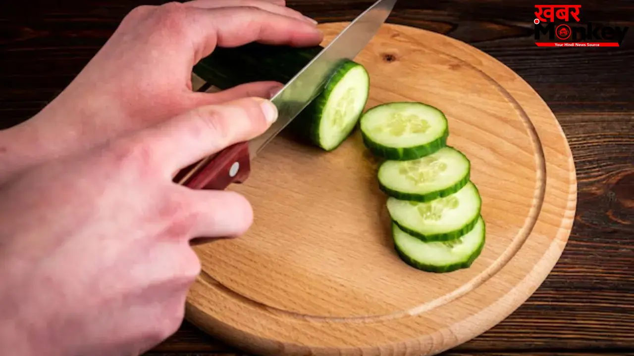 गर्मियों में खीरा खाते समय न करें ये 3 बड़ी गलतियां, फायदे की जगह सेहत को हो सकता है भारी नुकसान!