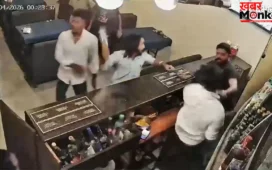Nagpur Bar Video: शराब देने से मना किया तो बार मैनेजर पर फोड़ी एक के बाद एक 18 बोतलें, क्या है पूरा मामला?