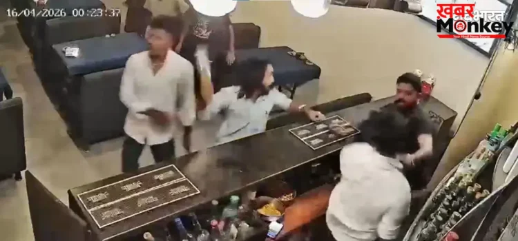 Nagpur Bar Video: शराब देने से मना किया तो बार मैनेजर पर फोड़ी एक के बाद एक 18 बोतलें, क्या है पूरा मामला?