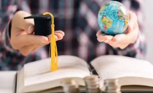 गिरते रुपये ने बढ़ाई मिडिल क्लास की टेंशन, विदेश में पढ़ाई ₹10 लाख तक महंगी