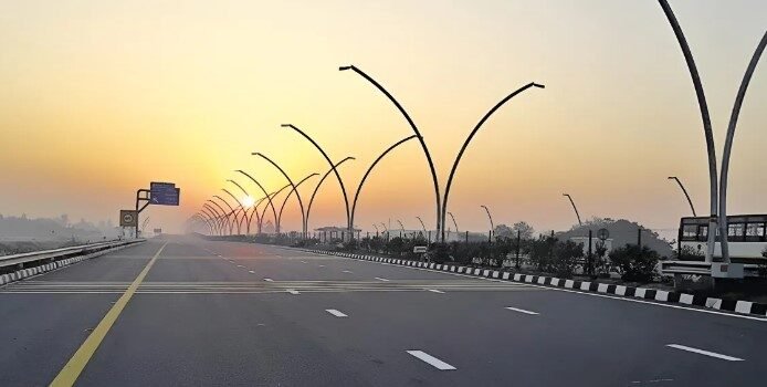 यूपी के एक्सप्रेसवे पर सफर करना हो गया महंगा, नई रेट लिस्ट ने बढ़ाई टेंशन!