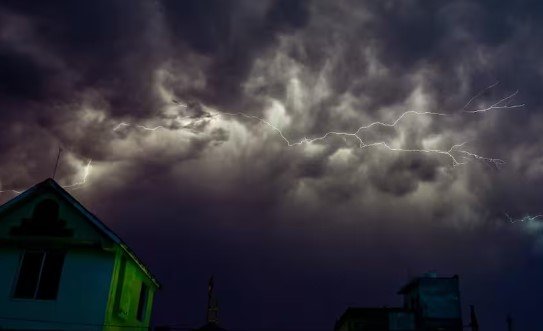 यूपी में मौसम ने फिर ली करवट, आंधी-बारिश का अलर्ट, छाए बादल