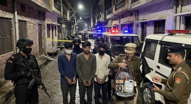 लखनऊ में बड़ी आतंकी साजिश नाकाम! पाकिस्तानी हैंडलर से जुड़े 4 आतंकी गिरफ्तार लखनऊ में बड़ी आतंकी साजिश नाकाम! पाकिस्तानी हैंडलर से जुड़े 4 आतंकी गिरफ्तार