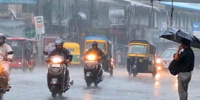 यूपी में आया आंधी-तूफान, हो रही है मूसलाधार बारिश, चल रही है तेज हवा यूपी में आया आंधी-तूफान, हो रही है मूसलाधार बारिश, चल रही है तेज हवा