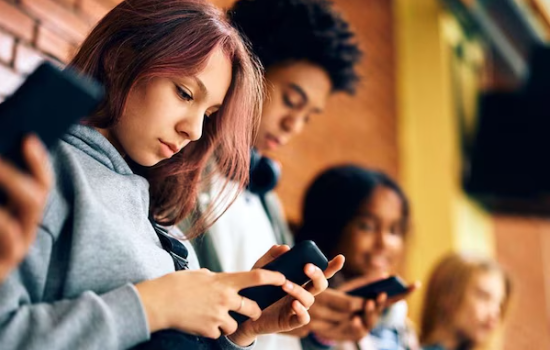 अफीम के जैसा नशा है रील्स का चस्का! कहीं आपका बच्चा भी तो नहीं शिकार? सोशल मीडिया ने छीनी युवाओं की शांति… अफीम के जैसा नशा है रील्स का चस्का! कहीं आपका बच्चा भी तो नहीं शिकार? सोशल मीडिया ने छीनी युवाओं की शांति…