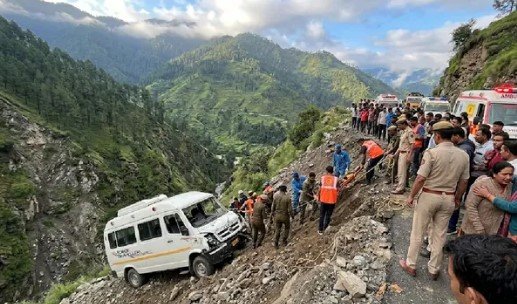हिमाचल में बड़ा हादसाः यात्रियों से भरी ट्रैवलर बस खाई में गिरी, तीन की मौत