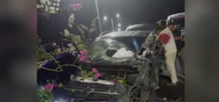 ट्रक से टकराने के बाद रेलिंग में घुसी तेज रफ्तार कार, 2 युवकों की मौत ट्रक से टकराने के बाद रेलिंग में घुसी तेज रफ्तार कार, 2 युवकों की मौत