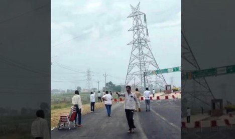 मुज़फ़्फ़रनगर: निर्माण में बाधा बना एचटी लाइन का खंभा हटाया मुज़फ़्फ़रनगर: निर्माण में बाधा बना एचटी लाइन का खंभा हटाया