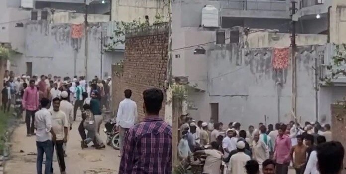 नाबालिग लड़की से छेड़छाड़ का विरोध करने पर दबंगों ने परिजनों को गिरा-गिराकर पीटा नाबालिग लड़की से छेड़छाड़ का विरोध करने पर दबंगों ने परिजनों को गिरा-गिराकर पीटा