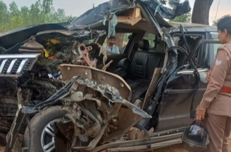 यूपी में भीषण हादसा: सड़क किनारे खड़े शीरा से भरे टैंकर से टकराई बोलेरो, पांच लोगों की मौत यूपी में भीषण हादसा: सड़क किनारे खड़े शीरा से भरे टैंकर से टकराई बोलेरो, पांच लोगों की मौत