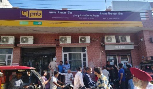 जालंधर में दिनदहाड़े बैंक लूट, हथियार के बल पर सात लाख ले भागे दो युवक जालंधर में दिनदहाड़े बैंक लूट, हथियार के बल पर सात लाख ले भागे दो युवक