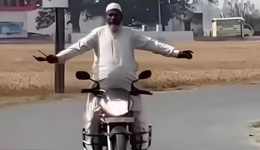 यूपी में मौलाना ने बाइक पर किया खतरनाक स्टंट, पुलिस ने कर दी बड़ी कार्रवाई यूपी में मौलाना ने बाइक पर किया खतरनाक स्टंट, पुलिस ने कर दी बड़ी कार्रवाई