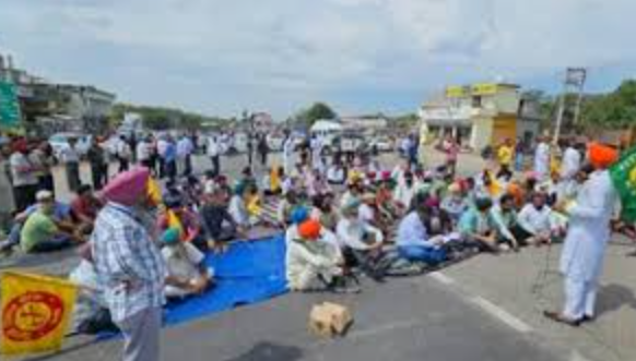 हिमाचल में एंट्री टोल टैक्स के विरोध में पंजाब-मनाली मार्ग जाम, विधायक भी धरने में पहुंचे, यातायात ठप हिमाचल में एंट्री टोल टैक्स के विरोध में पंजाब-मनाली मार्ग जाम, विधायक भी धरने में पहुंचे, यातायात ठप