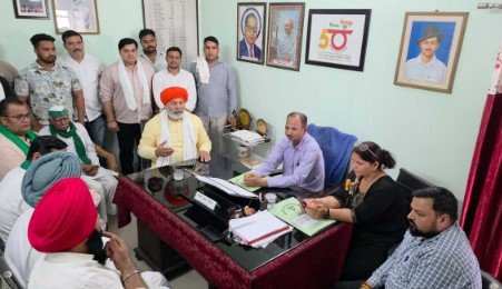 अनुबंधित बसों को रोडवेज बस स्टैंड से संचालन की मांग, एआरएम ऑफिस पहुंचे राकेश टिकैत