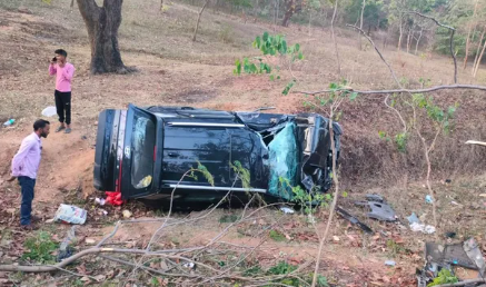बिहार में बाइक को टक्कर मार खाई में गिरी कार, बुजुर्ग समेत 3 की मौत; 4 घायल