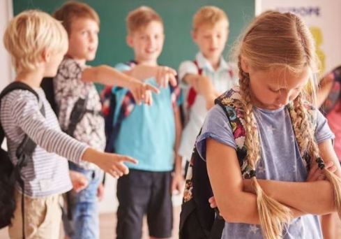 आपका बच्चा तो नहीं हो रहा है Bullying का शिकार? इन संकेतों के दिखने पर बिल्कुल भी ना करें इग्नोर