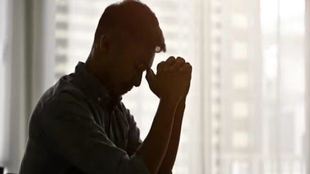 बेटे के साथ पत्नी को आपत्तिजनक स्थिति में देख गरमाया पति का दिमाग, कर डाली क्रूर हरकत!