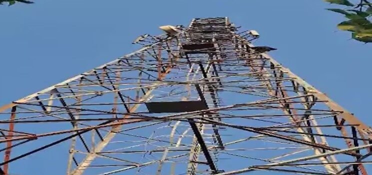 ‘तुम्हारा प्रेमी आ गया है, अब उतर आओ…’ शादी की जिद में टावर पर चढ़ गई युवती