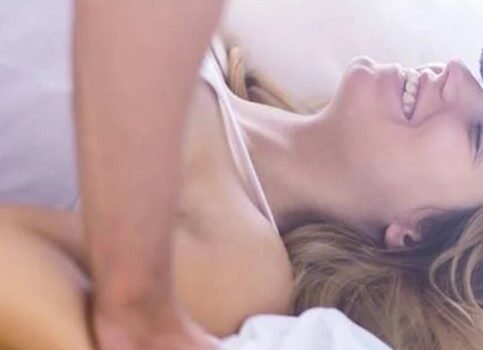 शारीरिक संबंध बनाते समय ऐसा दबाया गला, बिस्तर पर नग्न बीवी को छोड़…