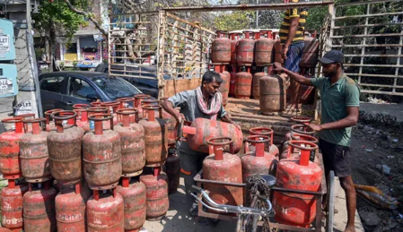 उत्तराखंड में LPG की कालाबाजारी, ‘अगर गैस चाहिए तो 300 रुपये किलो दूंगा…लेनी हो तो बताओ’ उत्तराखंड में LPG की कालाबाजारी, ‘अगर गैस चाहिए तो 300 रुपये किलो दूंगा…लेनी हो तो बताओ’
