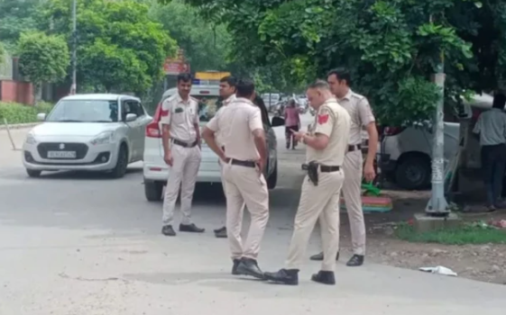 दिल्ली में डीयू के कॉलेजों को बम से उड़ाने की धमकी, सुरक्षा एजेंसियां अलर्ट पर दिल्ली में डीयू के कॉलेजों को बम से उड़ाने की धमकी, सुरक्षा एजेंसियां अलर्ट पर