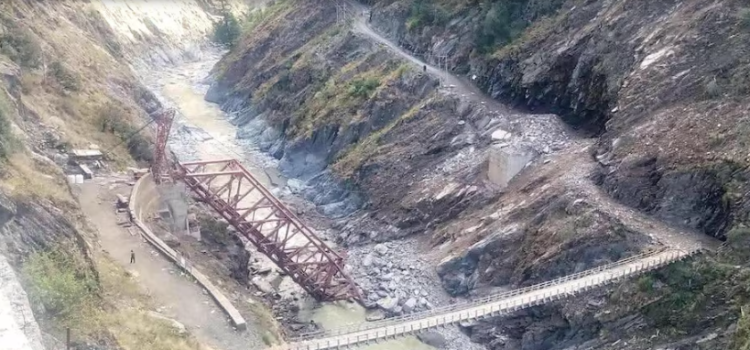 हिमाचल में पहाड़ से गिरे पत्थर और मलबा, सिंयूर पुल ढहा, लैंडस्लाइड में चूर हुआ 80 साल का सपना! हिमाचल में पहाड़ से गिरे पत्थर और मलबा, सिंयूर पुल ढहा, लैंडस्लाइड में चूर हुआ 80 साल का सपना!