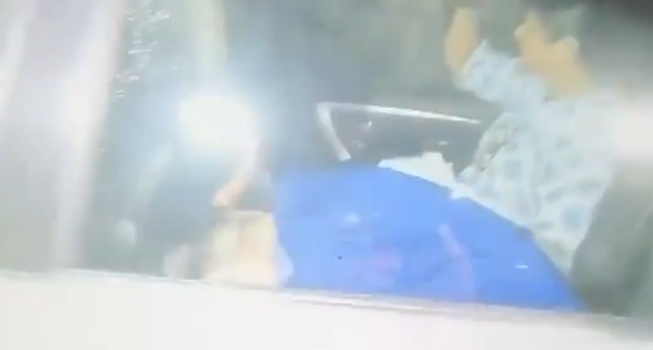 कार में सिर झुकाए, मुंह छिपाए बैठे… कांग्रेस के पवन खेड़ा का यह क्या हाल हो गया! पीछे पड़ी असम पुलिस