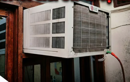 आपकी घर की खिड़की पर लगा है AC? हो सकती है जेल, फटाफट जान लीजिए ये नियम