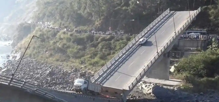 हिमाचल में कुदरत का कहर: ताश के पत्तों की तरह ढहा निर्माणाधीन पुल, कई गावों का संपर्क टूटा