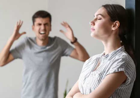 सच्चे प्यार के नाम पर कहीं आप तो नहीं हो रहे ‘गैसलाइटिंग’ के शिकार, पार्टनर की इन 5 चीजों को ना करें नजरअंदाज