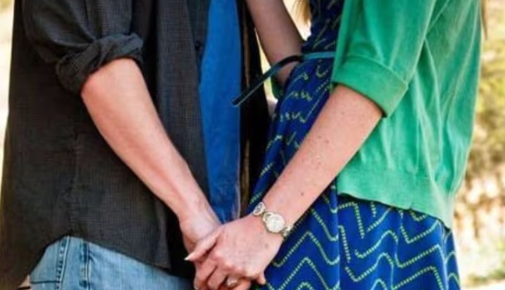 बिहार में पति ने पत्नी की जासूसी के लिए चप्पल में लगाया GPS, प्रेमी संग रंगेहाथ पकड़ा; थाने में ड्रामा