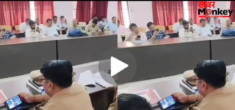 WATCH: फरियादी सुना रहे थे दुखड़ा और साहब देख रहे थे IPL! शाहजहांपुर पुलिस का शर्मनाक VIDEO वायरल