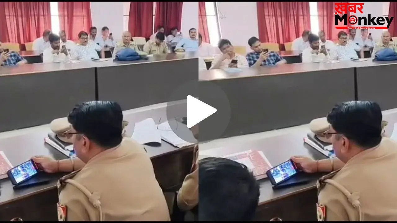 WATCH: फरियादी सुना रहे थे दुखड़ा और साहब देख रहे थे IPL! शाहजहांपुर पुलिस का शर्मनाक VIDEO वायरल