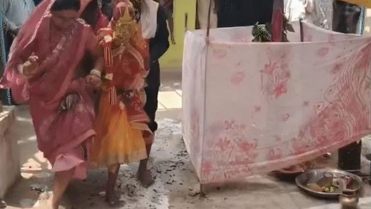 ‘…तो जल जाएगी बहू’, गृह प्रवेश से पहले सासू मां ने क्यों ली दुल्हन की अग्निपरीक्षा? दहकते अंगारों पर नंगे पांव चलवाया