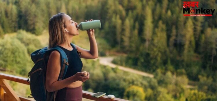 क्या खड़े होकर पानी पीना घुटनों के लिए नुकसानदायक है? जानें क्या कहते हैं एक्सपर्ट
